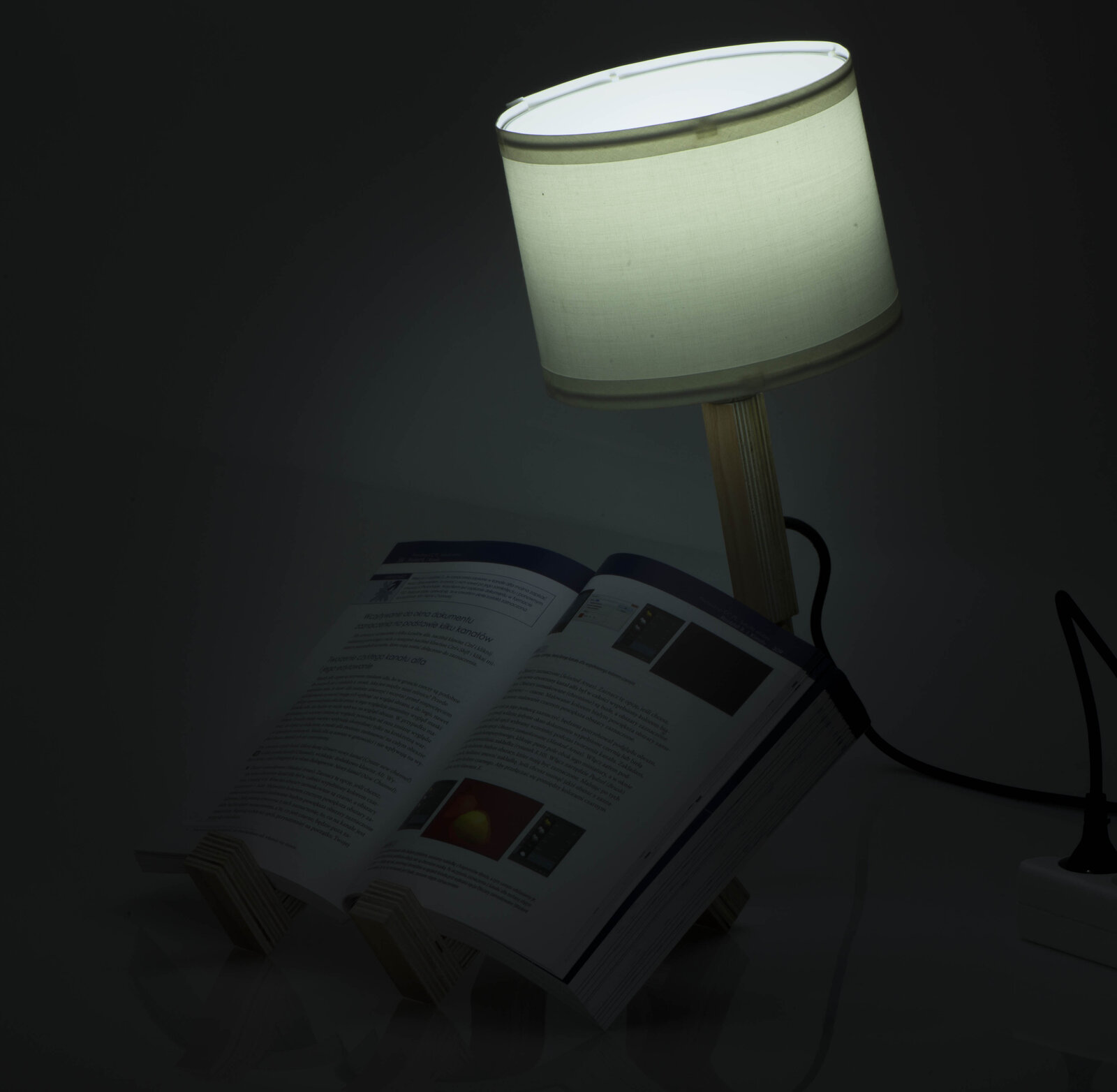 lampka nocna - czytanie książki
