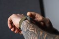 FORCELL F-DESIGN FA02 pasek magnetyczny nylonowy do APPLE Watch 42 / 44 / 45 / 49 mm ciemny oliwkowy