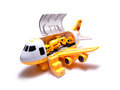 Samolot transporter z pojazdami budowalnymi i znakami otwierany bok