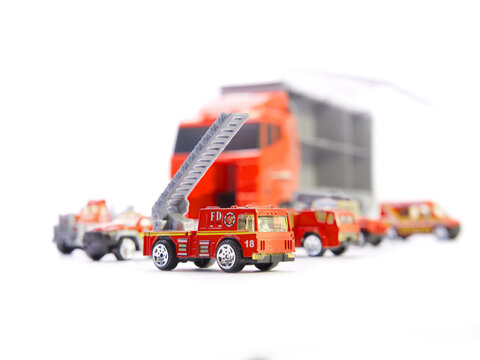 Ciężarówka TIR z zestawem metalowych pojazdów strażackich