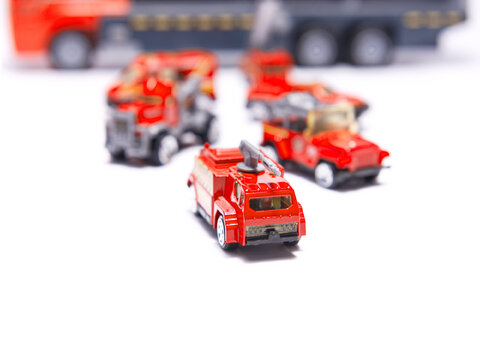 Ciężarówka TIR z zestawem metalowych pojazdów strażackich