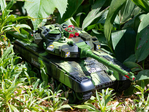 Czołg RC War Tank 9993 zdalnie sterowany 2.4 GHz kamuflaż leśny