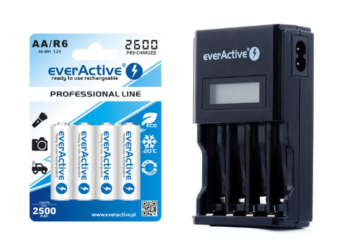 Ładowarka everActive NC-450 Black Edition + 4 akumulatory everActive R6 AA Ni-MH 2600 mAh