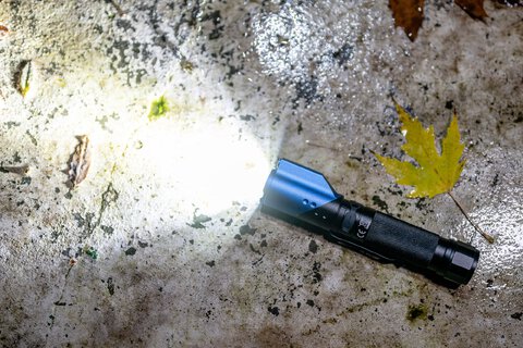Latarka taktyczna Newell FL1000LUV USB-C z UV i laserem