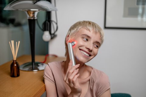 Masażer soniczny do liftingu twarzy z funkcją EMS Humanas Aurora - biały