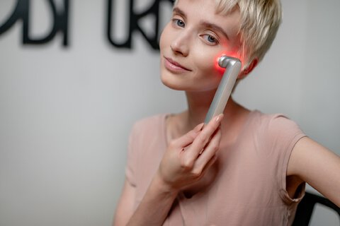 Masażer soniczny do liftingu twarzy z funkcją EMS Humanas Aurora - biały