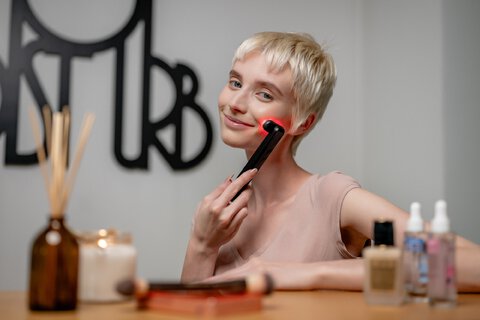 Masażer soniczny do liftingu twarzy z funkcją EMS Humanas Aurora - czarny