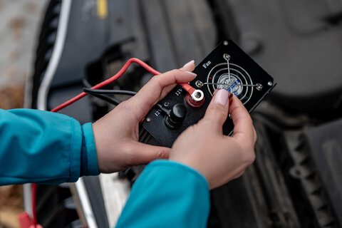 Przetwornica napięcia Newell z czystą sinusoidą - 12 V / 230 V, 500 W