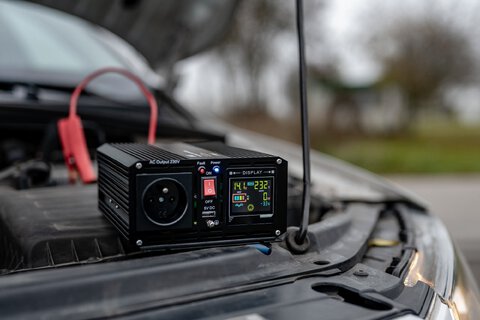 Przetwornica napięcia Newell z czystą sinusoidą - 12 V / 230 V, 500 W