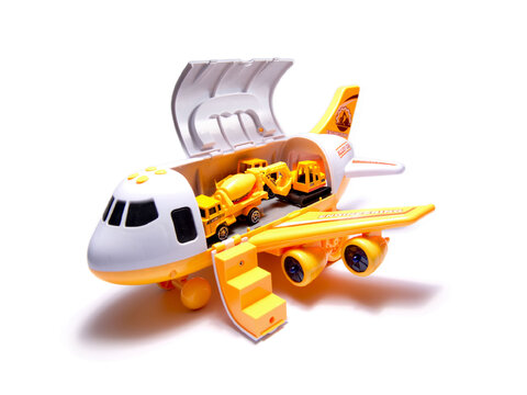 Samolot transporter z pojazdami budowalnymi i znakami otwierany bok