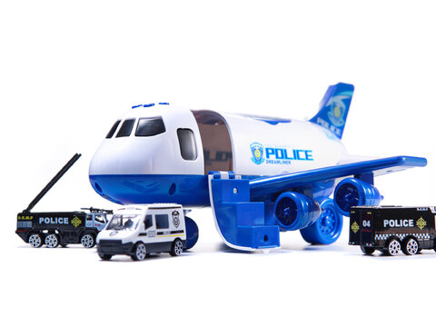 Samolot transporter z pojazdami policyjnymi i znakami otwierany bok
