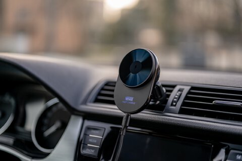 Uchwyt samochodowy Newell z indukcyjną ładowarką MagSafe S18