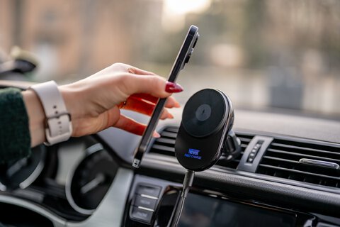 Uchwyt samochodowy Newell z indukcyjną ładowarką MagSafe S18