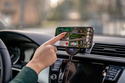 Uchwyt samochodowy Newell z indukcyjną ładowarką MagSafe S18