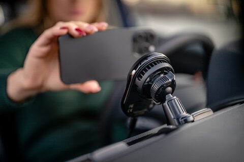 Uchwyt samochodowy Newell z indukcyjną ładowarką MagSafe S18