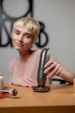 Urządzenie do liftingu i masażu twarzy Humanas Serenum